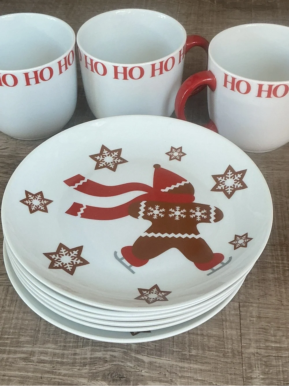 Crate & Barrel Ice Skating Gingerbread Man Holiday Set – 6 Plates 3 Mugs